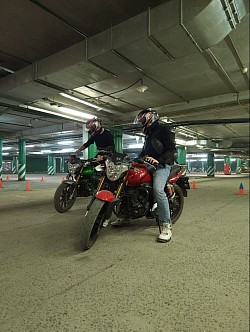 Зимнее обучение езде на мотоцикле на крытой площадке